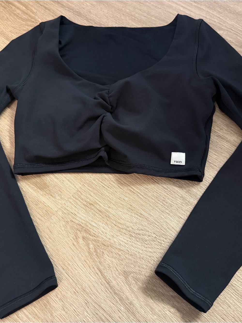 Never worn Vuori Long Sleeve Crop Top size small